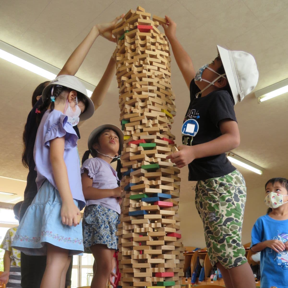 タワーを作る子どもたち